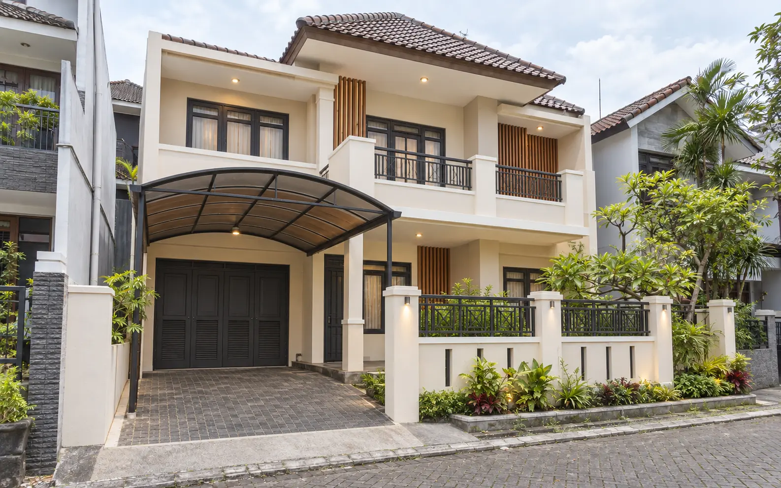Ilustrasi rumah dua lantai setelah renovasi fasad modern